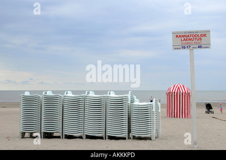 Parnu Estonie - transats et rouge et blanc à rayures tente sur la plage de Parnu, Estonie capitale d'été du Banque D'Images