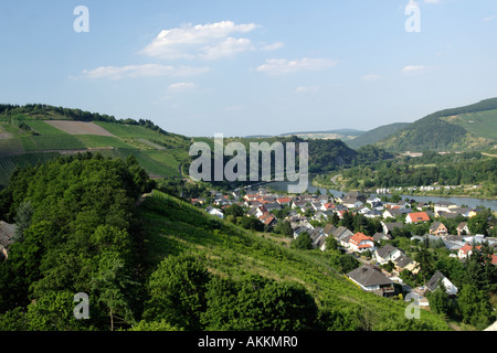 Bernkastel-kues Allemagne - vue depuis le château sur la vallée de la Sarre et vignobles Banque D'Images