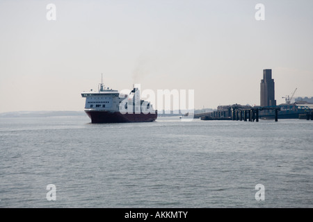 À Birkenhead Belfast ferry sur la rivière Mersey laissant Birkenhead du Royal Iris Ferry de Liverpool, en Angleterre Banque D'Images