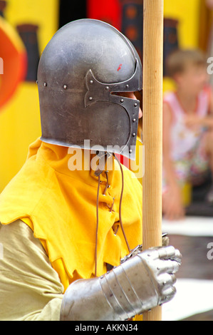 Chevalier jaune garçon inhelmet au comité permanent de la rue à l'échiquier Banska Stiavnica que live tour Banque D'Images