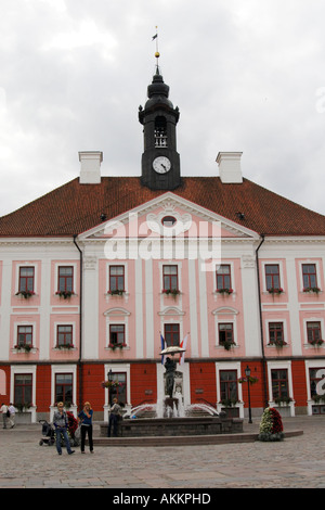 Tartu Estonie - l'hôtel de ville sur la place de l'Hôtel de Ville sur la place Raekoja à Tartu, la deuxième ville d'Estonie Banque D'Images