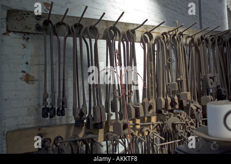 Outils de forgerons accroché dans l'atelier de forgeron forge à Cheshire UK National Waterways Museum Banque D'Images