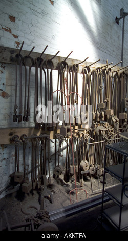 Outils de forgerons accroché dans l'atelier de forgeron forge à Cheshire UK National Waterways Museum Banque D'Images