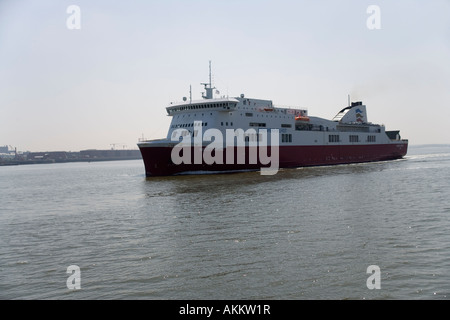 À Birkenhead Belfast ferry sur la rivière Mersey laissant Birkenhead du Royal Iris Ferry de Liverpool, en Angleterre Banque D'Images