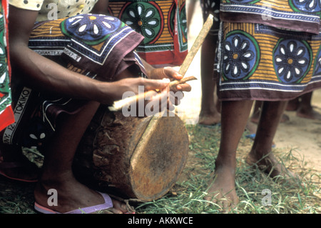 Madagascar femmes en robes de tambour d'impression sur les îles de l'océan Indien Banque D'Images