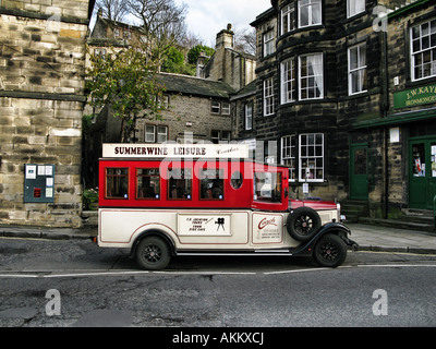 Holmfirth West Yorkshire avec bus d'époque Banque D'Images