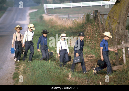 6 garçons Amish marche en ligne pour une école à classe unique Shipshewanna Indiana Banque D'Images