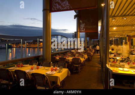 Divaguer de Mar au vu de nuit restaurant El Maremagnum Chipron Port Vell Barcelona Catalunya Espagne Banque D'Images