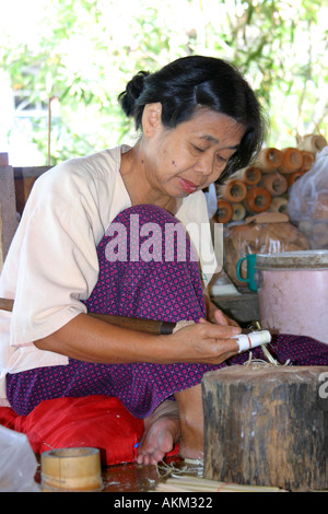 Femme au travail sur l'un de l'égide s dans l'usine à Chiang Mai Banque D'Images