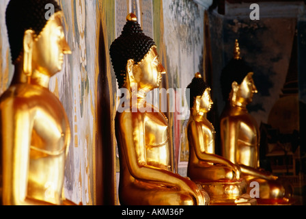 Rangée de Bouddhas au Wat Phra That Doi Suthep temple en Thaïlande Banque D'Images