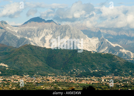 Pierre de marbre de Carrare des fosses dans la montagne de l'Alpes Apuanes Toscane Italie Banque D'Images