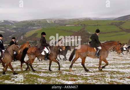 Une partie de l'équitation à travers la recherche de Llangeinor colline au-dessus de Blackmill près de Bridgend sur le Boxing Day annuel Fox hunt Banque D'Images