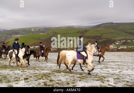 Une partie de l'équitation à travers la recherche de Llangeinor colline au-dessus de Blackmill près de Bridgend sur le Boxing Day annuel Fox hunt Banque D'Images
