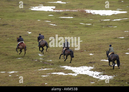 Une partie de l'équitation à travers la recherche de Llangeinor colline au-dessus de Blackmill près de Bridgend sur le Boxing Day annuel Fox hunt Banque D'Images