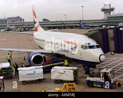 L'aéroport Heathrow de Londres Royaume-Uni plan de British Airways au terminal de déchargement des bagages Banque D'Images