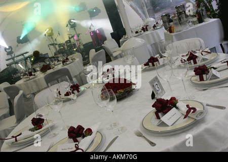 Une vue générale de certaines portées tables à la réception de mariage parti. Vous pouvez voir tous les couverts sur les tables décorées. Banque D'Images