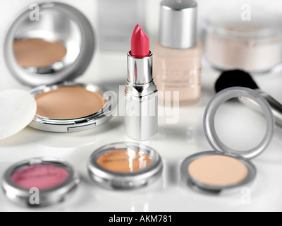 Maquillage rouge à lèvres femmes divers ;, blush, FARD À PAUPIÈRES, pinceaux, Fondation Banque D'Images