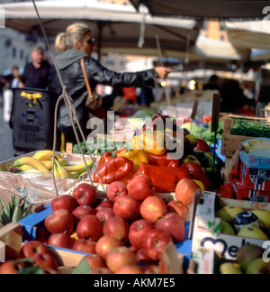 Une femme d'acheter les fruits et légumes d'un vendeur sur un stand du marché Campo de Fiori Rome Italie KATHY DEWITT Banque D'Images