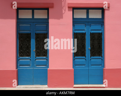Portes avant identiques des propriétés voisines dans une rue à Gozo, Malte Banque D'Images