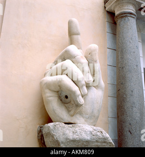 La statue en marbre de la main géante de l'empereur Constantin au Palazzo dei Conservatori au Musée du Capitole à Rome Banque D'Images