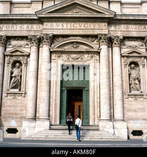 Vue extérieure de l'entrée principale façade de bâtiment de l'Église Santa Susanna accueil de l'église catholique américaine à Rome Italie KATHY DEWITT Banque D'Images