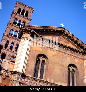 Vue extérieure de l'église et du clocher de l'église Santa Pudenziana via Urbana à Rome Europe UE KATHY DEWITT Banque D'Images