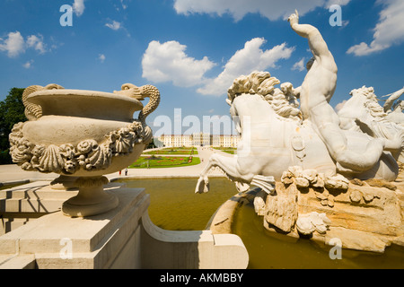 Partie de Fontaine de Neptune et la vue à Schloss Schönbrunn, sur le parc Vienne Autriche Banque D'Images