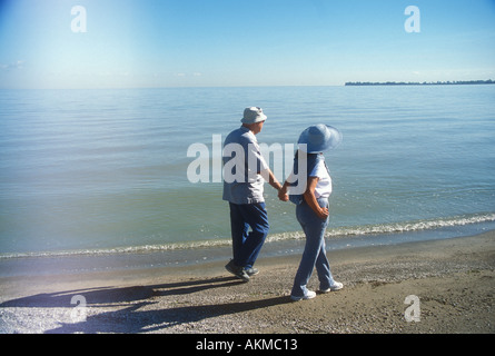 Couple en train de marcher le long du littoral Banque D'Images