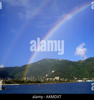 L'article de double arc-en-ciel sur la mer et port de plaisance à Road Town avec des collines au-delà de l'île de Tortola, les Îles Vierges Britanniques Banque D'Images
