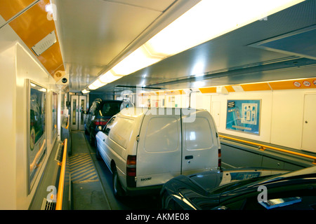 Les véhicules à l'intérieur du tunnel sous la Manche, Eurostar UK/France Banque D'Images