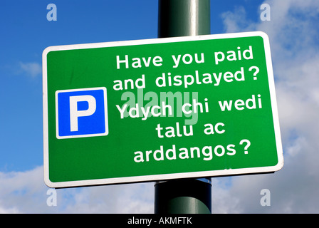 Payer et Afficher parking sign en anglais et gallois, Pays de Galles, Royaume-Uni Banque D'Images