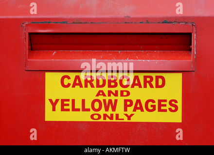 Carton et bac de recyclage Pages Jaunes, Ross on Wye, Herefordshire, Angleterre, RU Banque D'Images