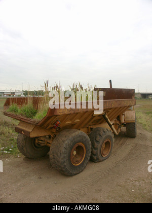 Camion Dumper avec jonc de plus en elle. Vue de côté Banque D'Images