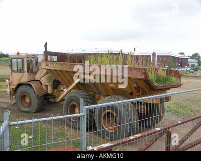 Camion Dumper avec jonc de plus en elle. Banque D'Images