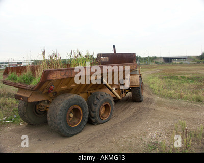 Camion Dumper avec jonc de plus en elle. Banque D'Images