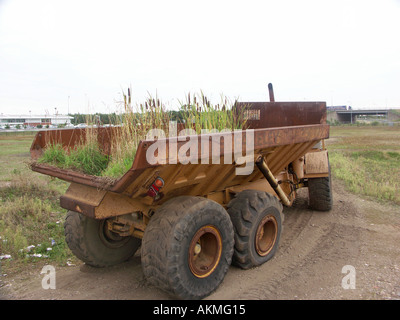 Camion Dumper avec jonc de plus en elle. Vue de côté Banque D'Images