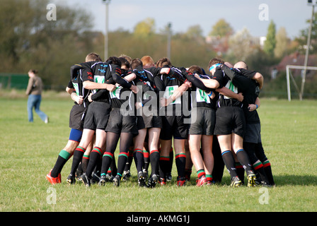 Huddle Groupe avant match de rugby au niveau des clubs, England, UK Banque D'Images