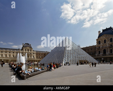 Pyramide de verre conçu par Pei couvrant la nouvelle entrée du Louvre Paris France Banque D'Images