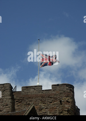 Union Jack qui flotte en berne Château Tamworth Staffordshire UK. Banque D'Images