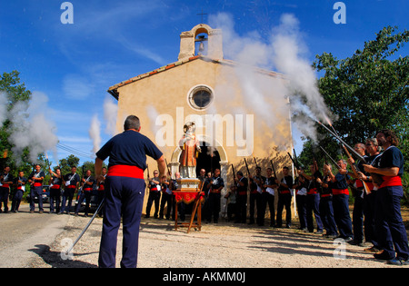 La France, Var, Bras village, Bravade, procession de Saint Etienne (Saint Etienne), le tir d'un bravaders blank Banque D'Images