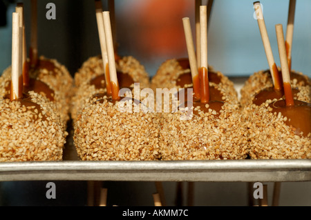 Pommes au caramel de bac à un carnaval Banque D'Images