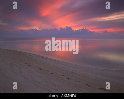 Coucher de soleil sur la mer de Sulu Bornéo Malaisie Banque D'Images