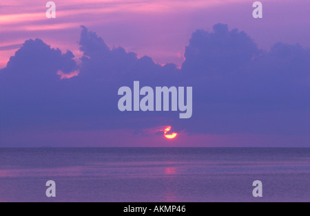 Coucher de soleil sur la mer de Sulu Bornéo Malaisie Banque D'Images