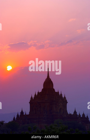 Lever du soleil sur le Temple Stupa à Bagan, Myanmar, Birmanie Banque D'Images