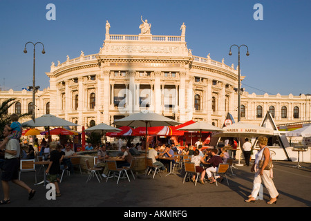 Un café en plein air devant le Burgtheater lors du Festival Festival du Film Musique Musikfilm Vienne Autriche Banque D'Images