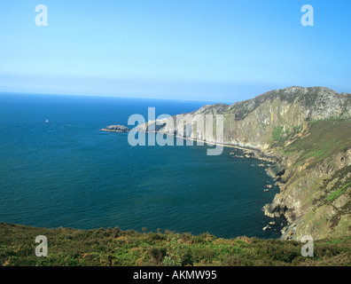 HOLYHEAD ISLE OF ANGLESEY AU NORD DU PAYS DE GALLES UK vue le long des falaises de South Stack au bien phare connu Banque D'Images