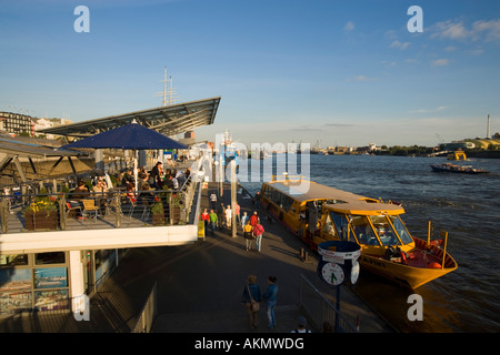 Les gens à Landungsbr cken en attente d'un ferry Sankt Pauli Hambourg Allemagne Banque D'Images