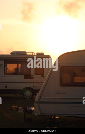 Camping et caravane au coucher du soleil à Doolin, dans le comté de Clare, Irlande Banque D'Images