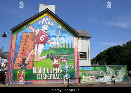 Peinture sur mur pignon de chambre à Cushendall, comté d'Antrim, en Irlande du Nord, la célébration de l'équipe de hurling local Banque D'Images