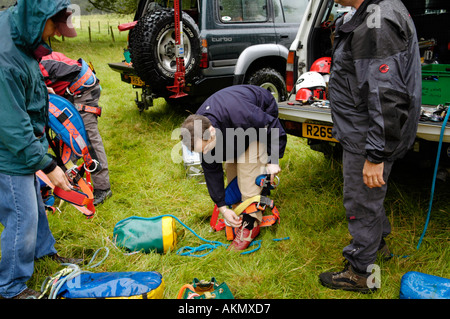 Montrer aux élèves comment l'instructeur grimper à un arbre sur un parcours à Carmarthenshire Brechfa Wales UK Banque D'Images